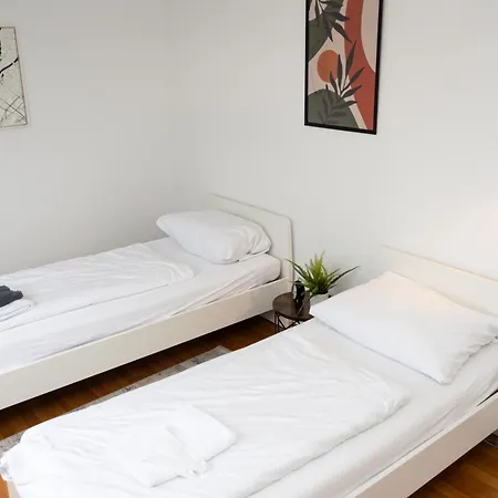 - 2 Bedrooms - Balcony - Kitchen 아파트